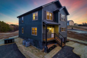 Valentines Day Weekend Available! Modern Cabin! Dog Friendly!